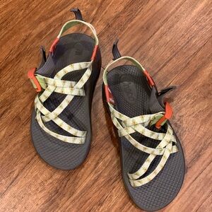 Girls size 3-4 Chaco sandals. Excellent condition! Neutral color.